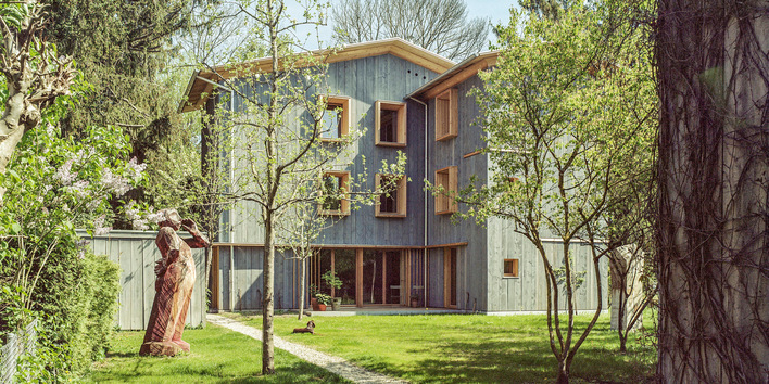 1  Das dreigeschossige Gartenhaus hebt sich kaum von der grünen Umgebung ab – eine bewusste Entscheidung, denn der Garten sollte von dem Neubau profitieren.