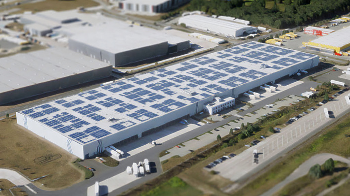 Noch existiert die Anlage nur als Modell. Doch schon bald werden Solarmodule die Logistikhalle in Wustermark mit Strom versorgen.