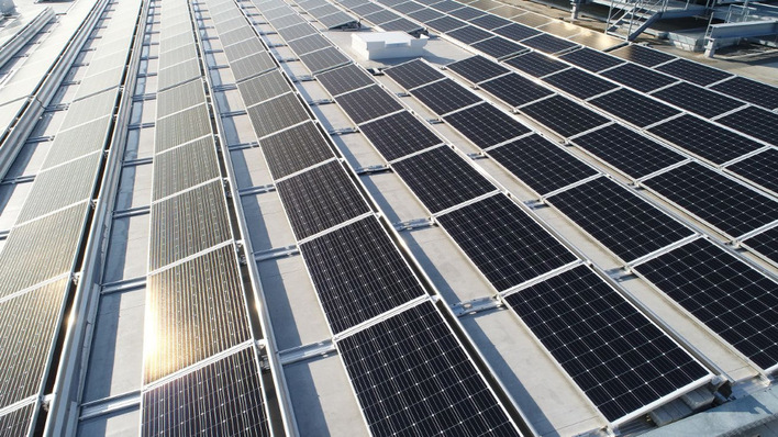 Der Strom aus großen Anlagen auf Industriedächern wird ohnehin größtenteils selbst genutzt. Es lohnt sich oftmals deshalb kaum, die Projektplanung vom Erfolg bei den Ausschreibungen abhängig zu machen.