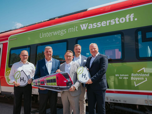 Bei der Vorstellung des Wasserstoffzuges (v.l.n.r.): Markus Frank, Kfm. Leiter Regionalzüge Siemens Mobility | Christian Bernreiter, Bayerischer Staatsminister für Wohnen, Bau und Verkehr | Ulrich Lange, Parlamentarischer Staatssekretär beim Bundesminister für Verkehr | Matthias Krause, Geschäftsleiter der Südostbayernbahn | Christoph Kraller, Konzernbevollmächtigter Deutsche Bahn für den Freistaat Bayern