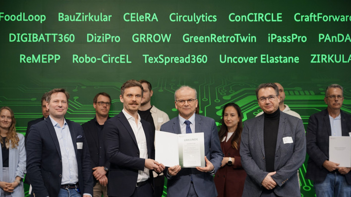 Urkundenverleihung im Rahmen des GreenTech-Innovationswettbewerbs.