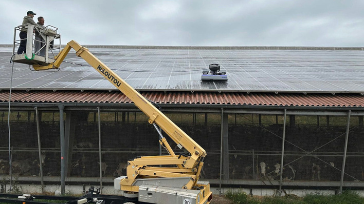 Der Roboter säubert die Modulfläche autonom und ferngesteuert.