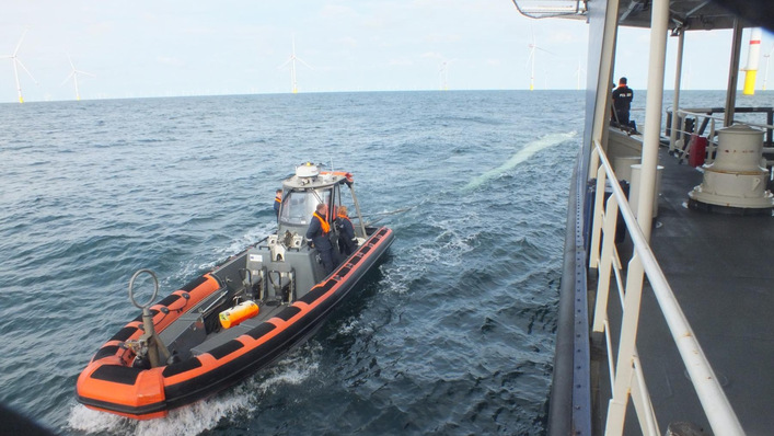 Das Kontrollboot mit dem Rotorblatt