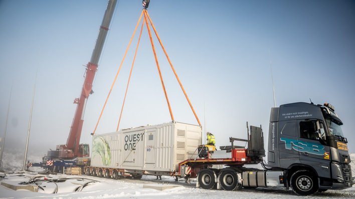 Lieferung von einem der vier Elektrolyseure mit jeweils einem Megawatt Leistung.