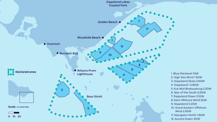 Australien: Gippsland-Entwicklungsregion für die erste Offshore-Windpark-Ausschreibung in Down Under. Die Karte zeigt die 12 Projektierungen mit zusammen 25 Gigawatt (GW), die 2024 ihre Machbarkeitslizenzen mit dem Recht zur Teilnahme an der Auktion des Bundesstaates Victoria erhalten hatten. Nachdem sich die drei Projektgesellschaften für Gippsland Skies, Gippsland Dawn und Kent im zweiten Halbjahr 2025 zurückgezogen hatten, können die Konsortien für die erste Ausschreibungsrunde noch 9 Vorhaben mit 18,5 GW ins Rennen schicken. Für ein 13. Windfeld vor Victoria hatte der australische Gesamtstaat 2025 eine weitere Lizenz vergeben. Allerdings befindet sich das Entwicklungsareal Spinifex für 1,2 GW weiter westlich in der Southern Ocean Region.