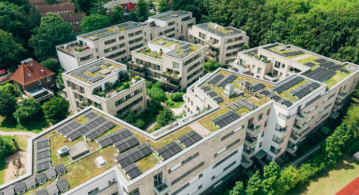 In der Wohnanlage Grandweg bekommen Mieterinnen ­und Mieter günstigen Sonnenstrom vom Dach.