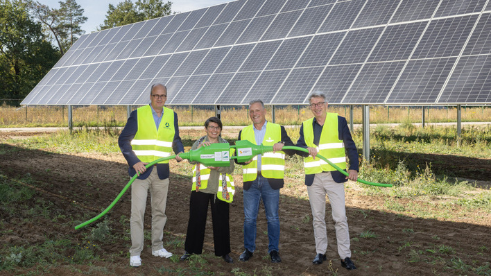 Bei der Inbetriebnahme der Anlage: Heiko Lübke von der Commerz Real, die die Anlage besitzt, Katrin Stary von Berliner Stadtgüter, Stefan Spork von Goldbeck Solar und Dominique Candrian von Elysium Solar.