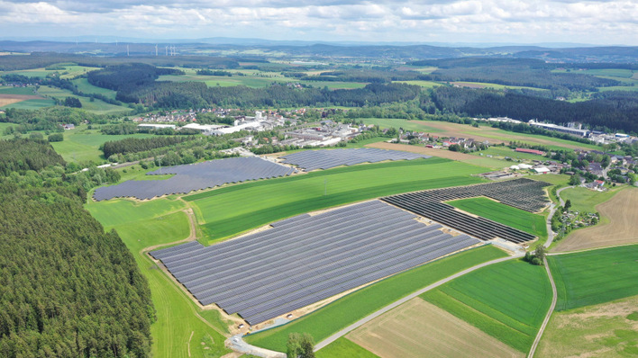 Auch dieser Solarpark wird ein Teil der regionalen Energieversorgung in Wunsiedel sein. Er bringt schon einen Vorteil mit: Die unterschiedliche Ausrichtung der Module vereinfacht die Netzintegration der Anlage.