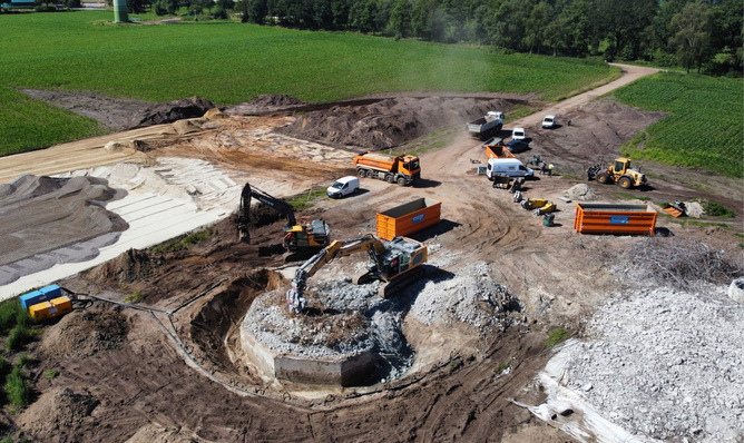 Repowering Teglingen 2024: 9 Vestasturbinen V172 ersetzen 14 Enercon-Altanlagen E66. Fundamentabriss durch MFB Bauunternehmen und zeitgleiche Grundierung der Bauwege für die Installation der Neuanlagen teils aus Bruchmaterial der Fundamente.
