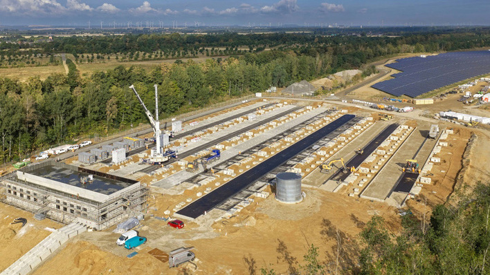 Großer Speicherpark im Tagebau Hambach in NRW.