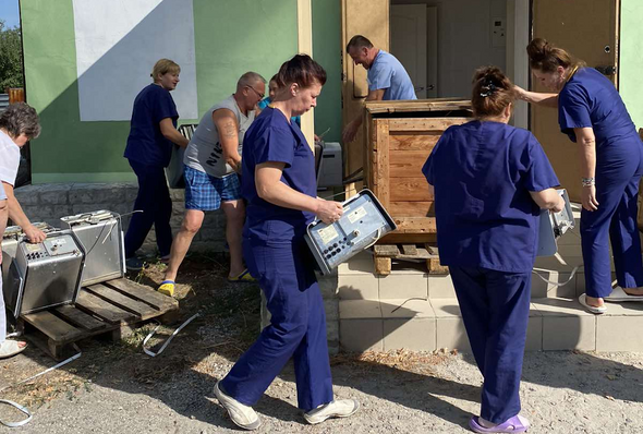 Beim Empfang der Lieferung packen alle Mitarbeiterinnen und Mitarbeiter des Krankenhauses an.