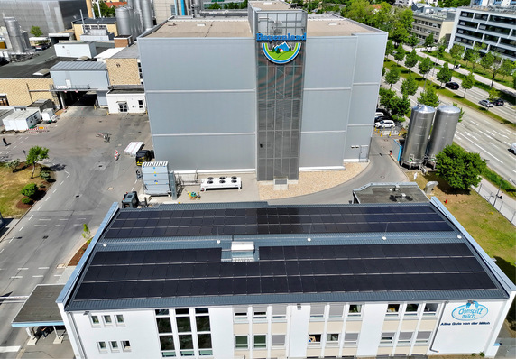 Verwaltungsgebäude der Molkerei mit neuem Solardach.