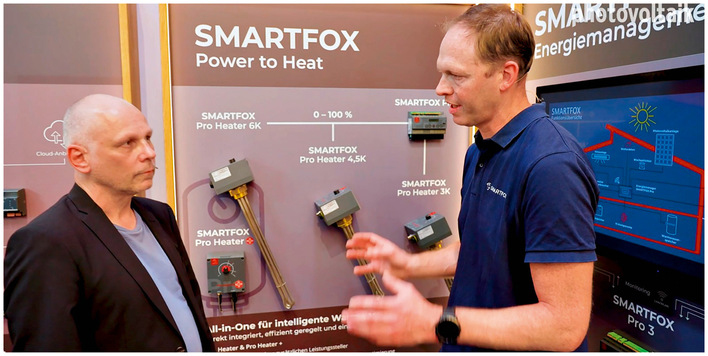 Matthias Fischbacher (rechts) im Gespräch mit Sven Ullrich aus der photovoltaik-Redaktion.
