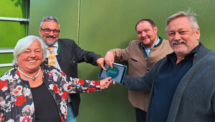Sie drücken den symbolischen Startknopf: Barbara Bogner (bis April 2026 1. Bürgermeisterin von Sauerlach), Michael Falkenhahn (1. Bürgermeister von Otterfing), Peter Wagner (1. Bürgermeister von Aying), Martin Sterflinger (Geschäftsführer Bürgerwind) (von links).